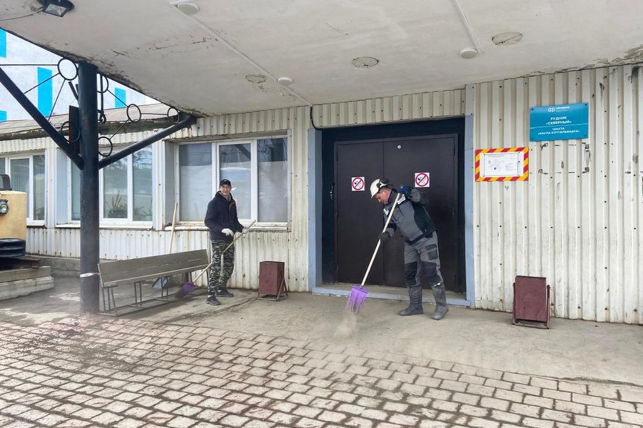 В Никеле горняки вышли на субботник В Никеле горняки вышли на субботник