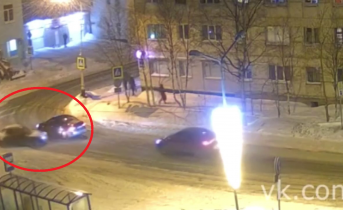Момент аварии на перекрестке в Мурманске попал на видео Авария
