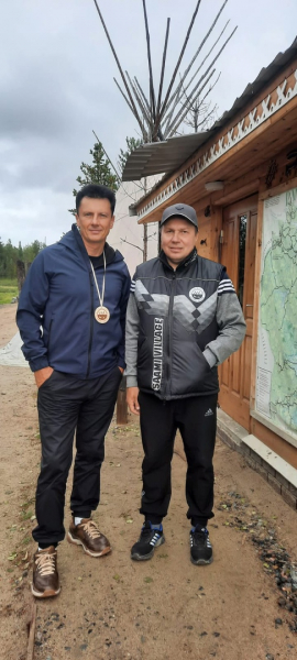 Знаменитый актер отдыхает в Мурманской области Максим Ярица (слева)