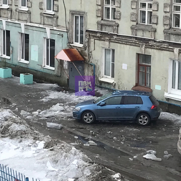 В центре Мурманска глыба льда разбила припаркованный автомобиль ДТП