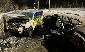 В серьезном ДТП в Мурманске пострадали четыре человека ДТП