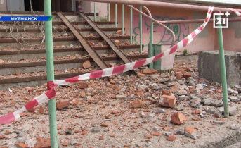«Дождь из штукатурки и кирпичей»: в Мурманске обрушилась стена жилого дома Кирпичи