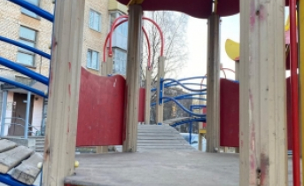 Ребенок получил тяжелые травмы на детской площадке в Мурманской области