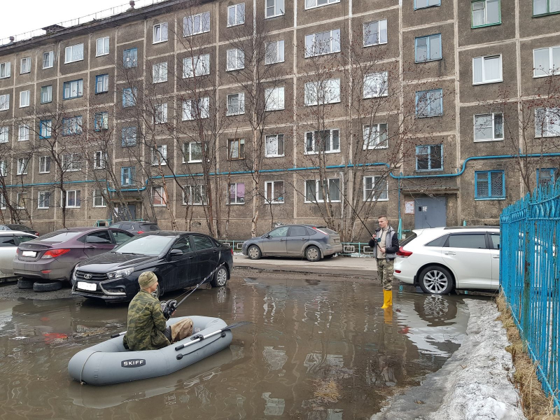 Необычная рыбалка в луже развеселила мурманчан Рыбалка