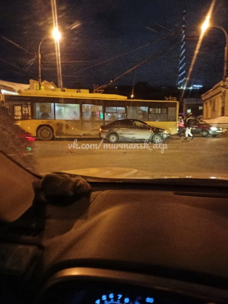 Троллейбус попал в аварию на перекрестке в Мурманске Авария