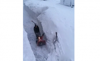 Сугробы с человеческий рост появились в Мурманской области Сугробы