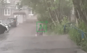 Мощный ливень и гром обрушились на Мурманск Дождь