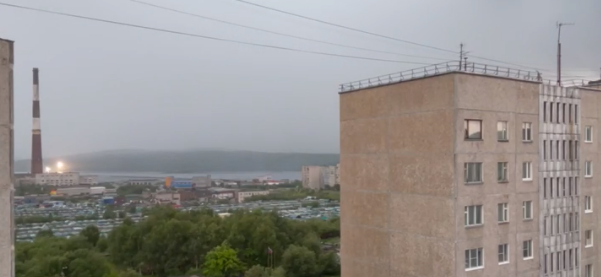 В Мурманске ударившая в ЛЭП молния попала на видео Молния
