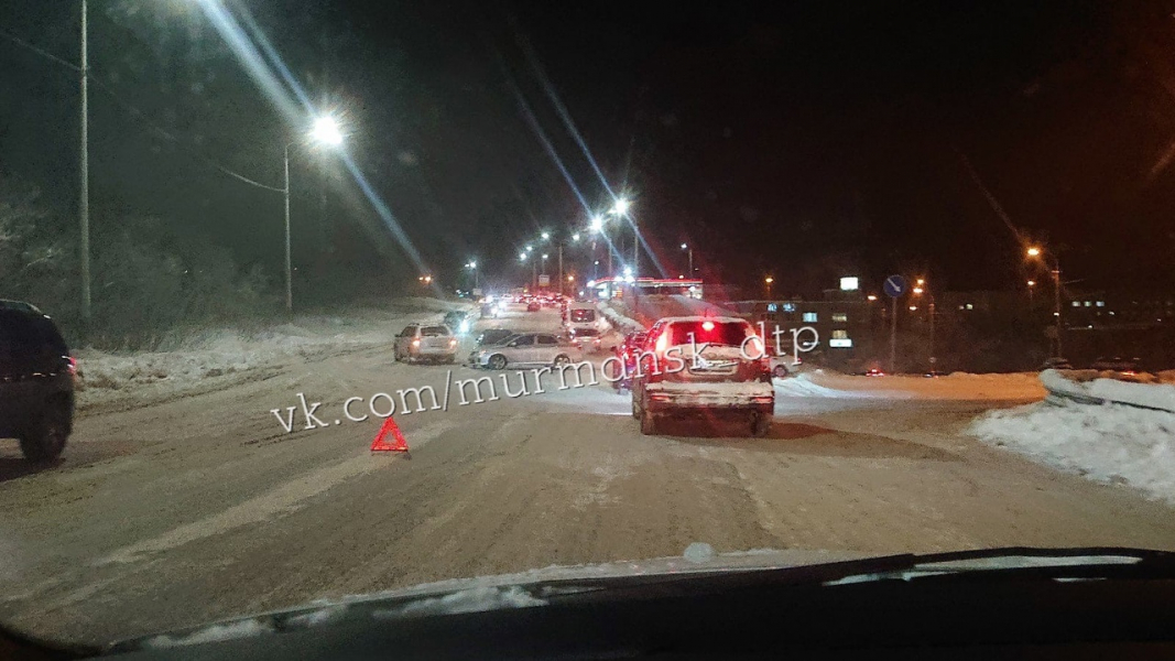 Из-за аварии на перекрестке в Мурманске образовалась большая пробка Авария