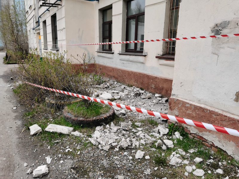 В центре Мурманска рушится фасад дома Дом