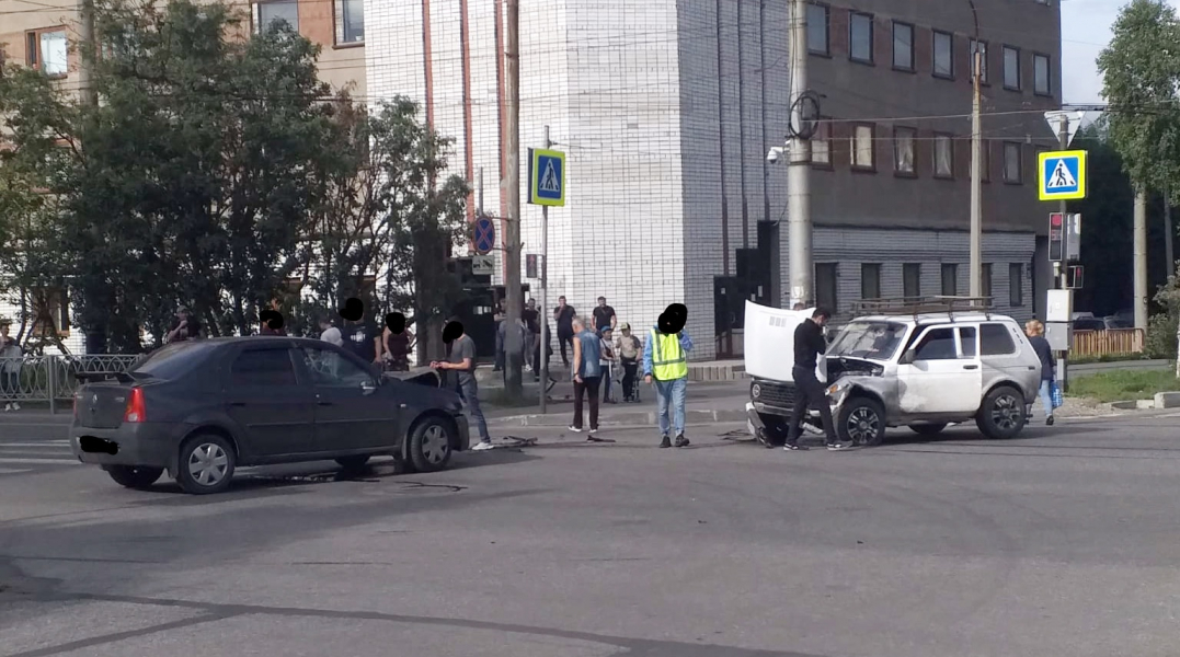 Сразу две аварии произошло на перекрестке в Мурманске Авария