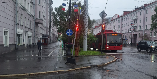 В центре Мурманска начал падать светофор город