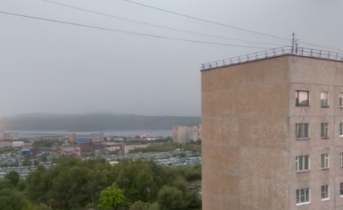 В Мурманске ударившая в ЛЭП молния попала на видео Молния