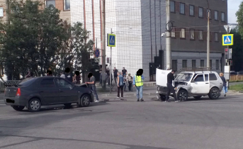 Сразу две аварии произошло на перекрестке в Мурманске Авария