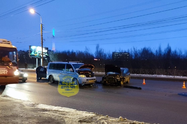 Гигантская пробка из-за аварии собралась в центре Мурманска Пробка