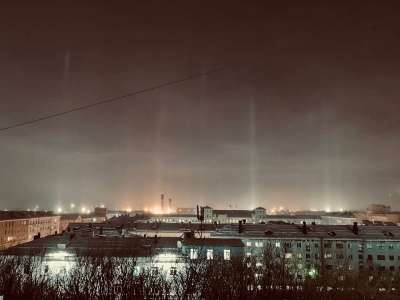 Небо над Мурманском пронзили световые столбы Мурманск