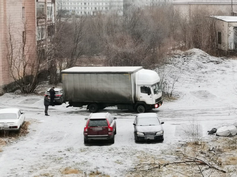 Автомобиль попал в ледяную ловушку в мурманском дворе Автомобиль