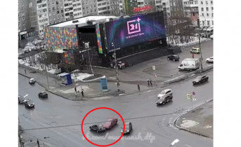 Момент жесткой аварии у кинотеатра в Мурманске попал на видео ДТП