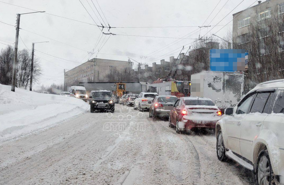 Фура перегородила дорогу в Мурманске Пробка