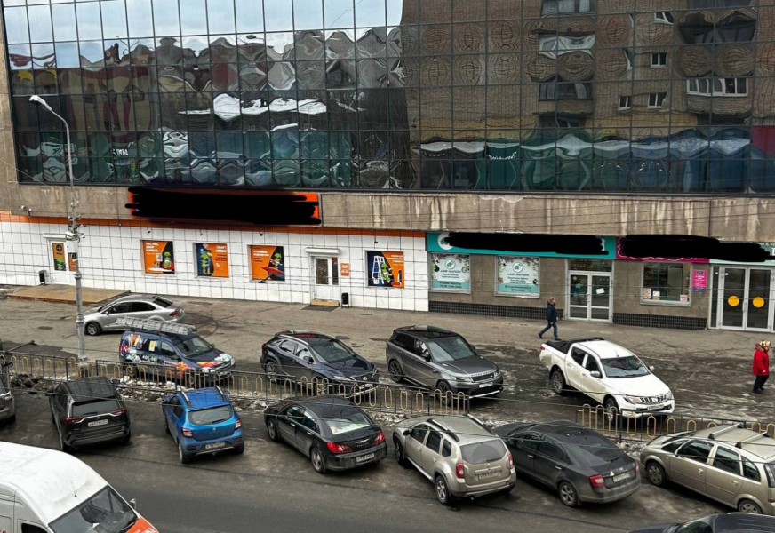 Северянку возмутила наглая парковка в центре города Машины