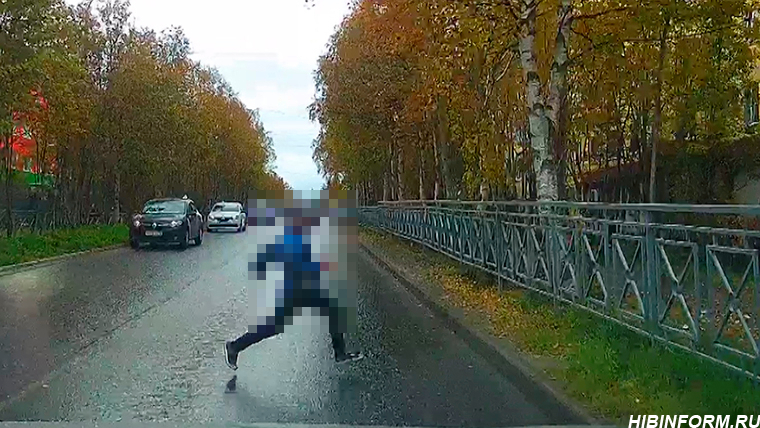 Мальчика едва не сбили на дороге в Мурманской области Мальчик