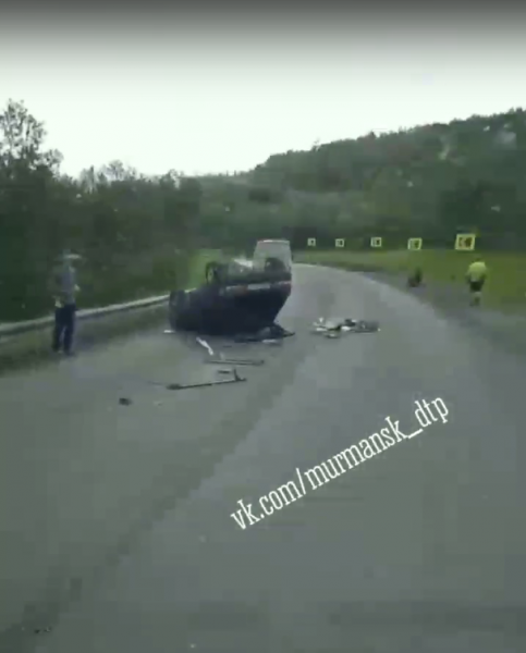Автомобиль совершил кувырок на трассе в Мурманской области Машина на трассе