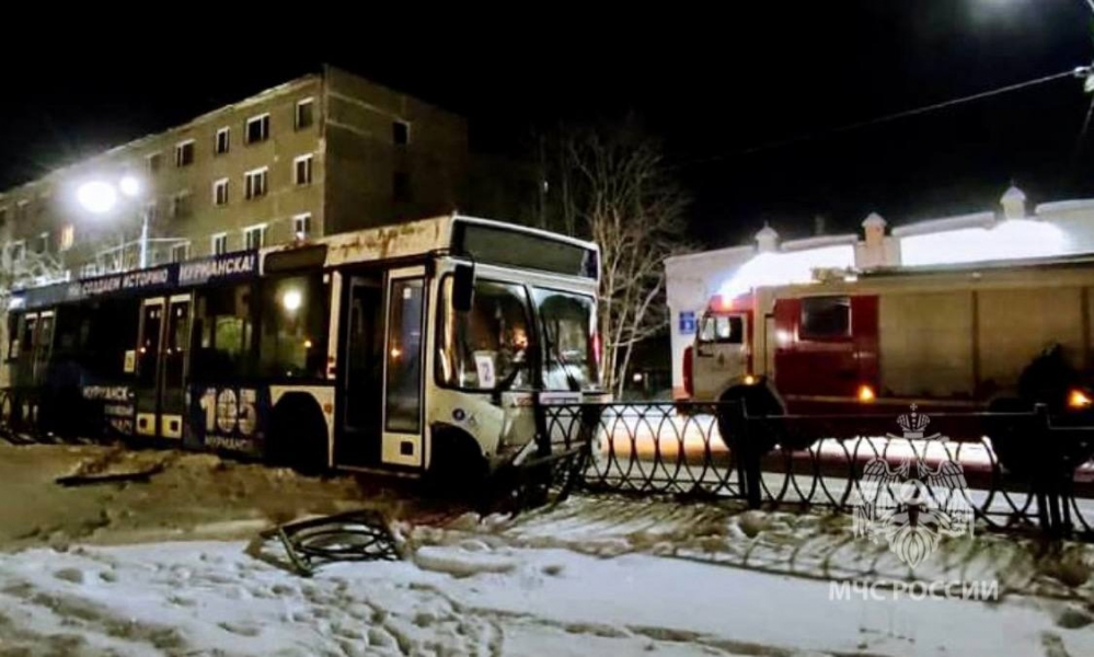 В Мурманске автобус врезался в ограждение Автобус