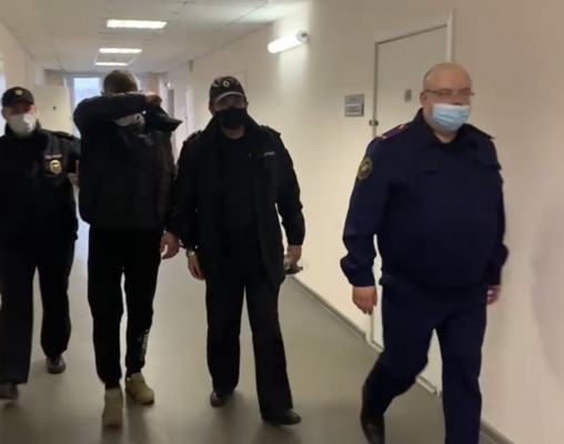 Задержание подозреваемого в краже денег у умирающего в мурманской больнице попало на видео Задержание