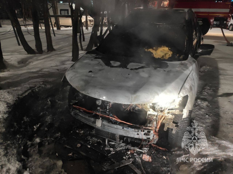 В Мурманской области ночью полыхали 2 автомобиля Пожар