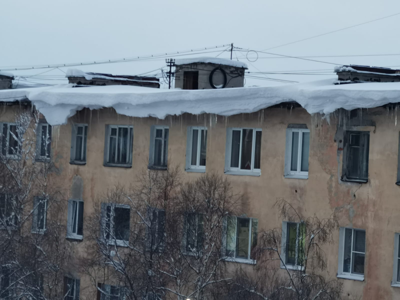 Мурманчане опасаются схода снежных лавин с крыш домов Снежные шапки