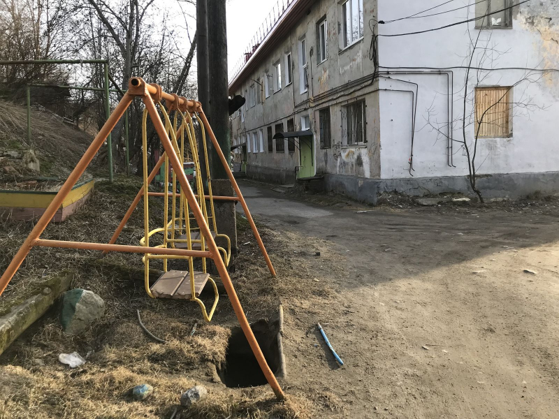 На площадке в Мурманске детей поджидает опасность Детская площадка