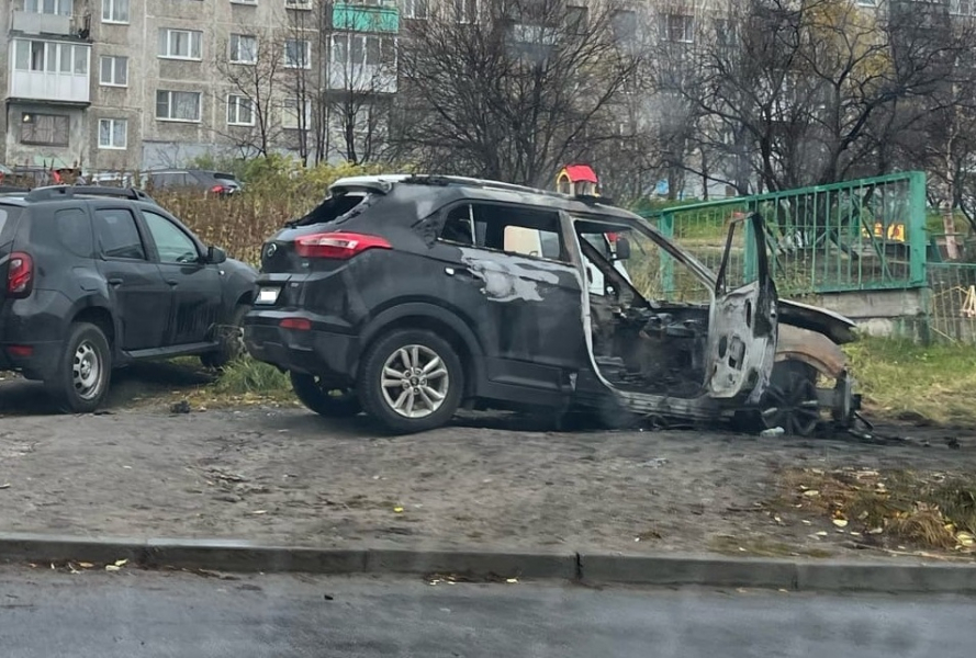 Ночью в мурманском дворе сгорел автомобиль Пожар