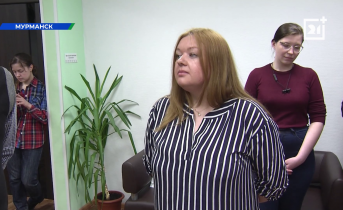 В Мурманске продолжается масштабная акция для помощи бездомным животным Женщина