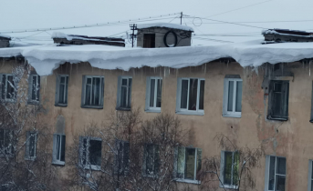 Мурманчане опасаются схода снежных лавин с крыш домов Снежные шапки