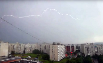 Молния над Мурманском попала на видео, фото Молния