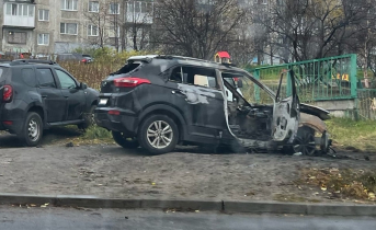Ночью в мурманском дворе сгорел автомобиль Пожар