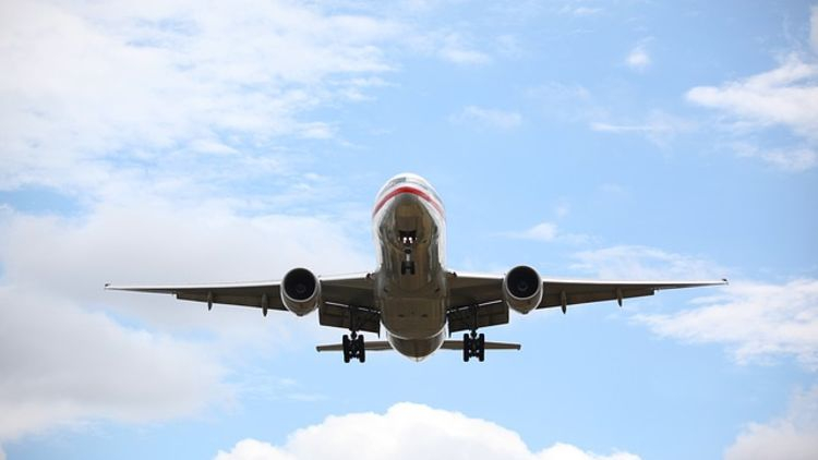 Летевший в Мурманск пассажирский самолет подал сигнал бедствия в воздухе Самолет