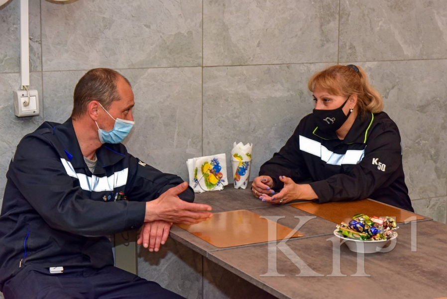 Без отрыва от производства: у электролизников и крановщиков КГМК новая комната отдыха, фото Комната отдыха