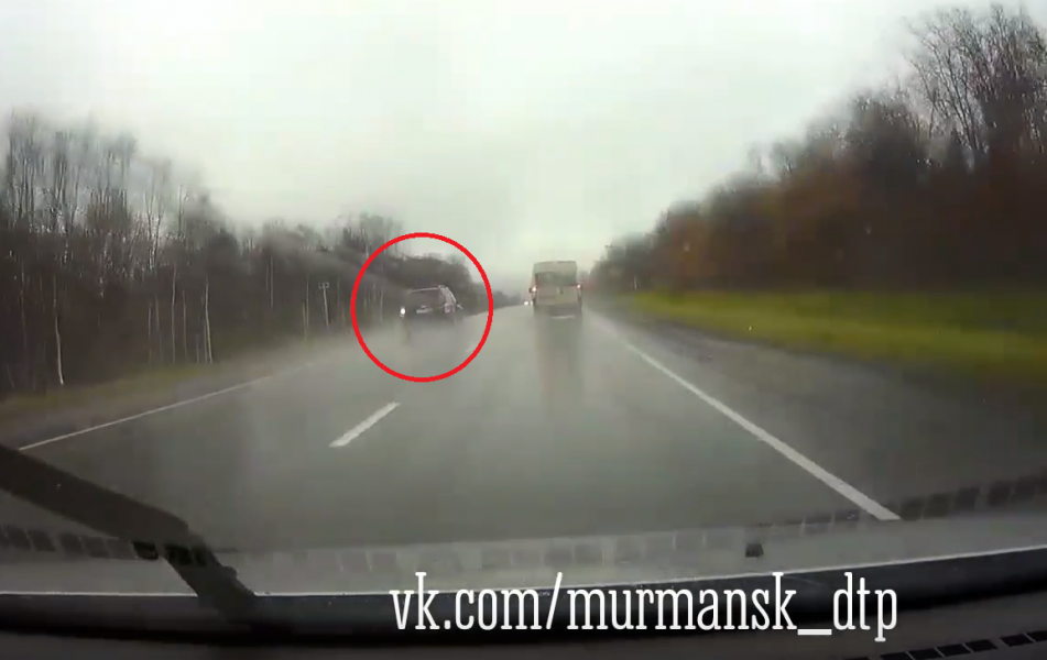 Опасный маневр водителя на трассе в Мурманске попал на видео Обгон