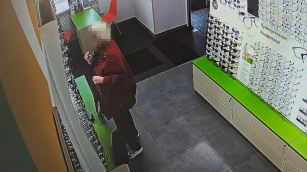 В Мурманске пенсионерка украла дизайнерские очки за 20 тысяч рублей Пенсионерка