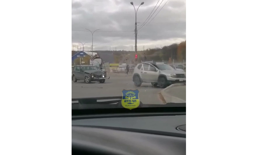 Последствия аварии на перекрестке в Мурманске попали на видео ДТП