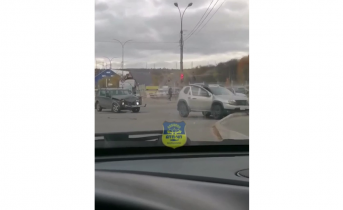 Последствия аварии на перекрестке в Мурманске попали на видео ДТП