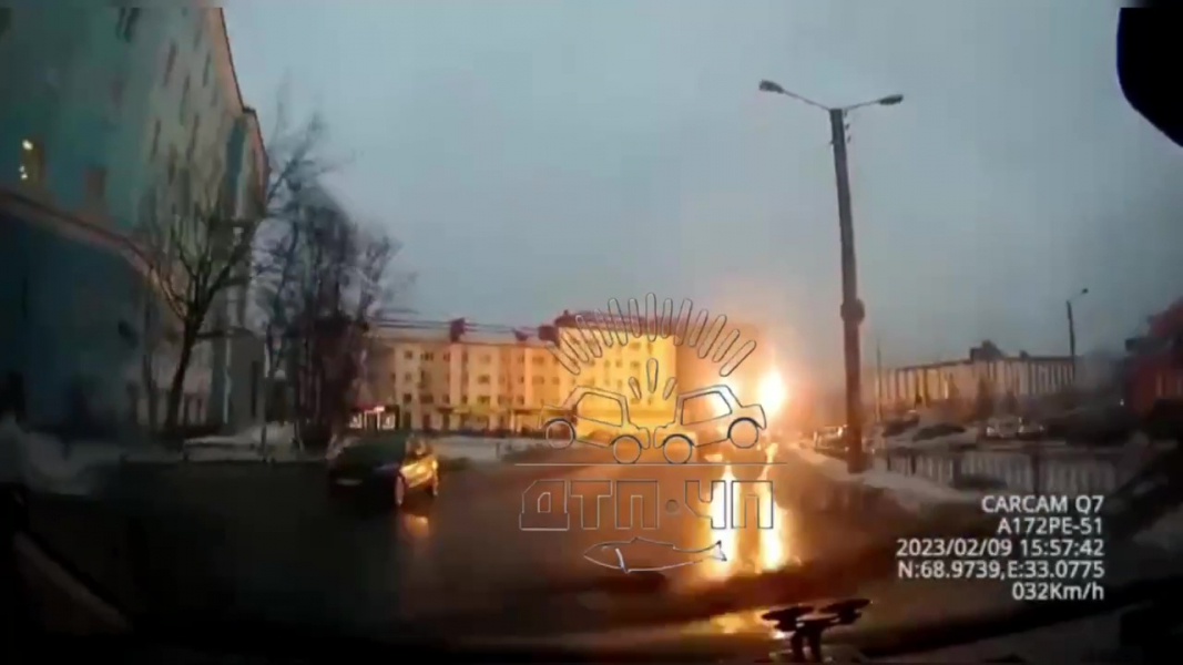 Яркая вспышка в центре Мурманска попала на видео короткое замыкание в Мурманске