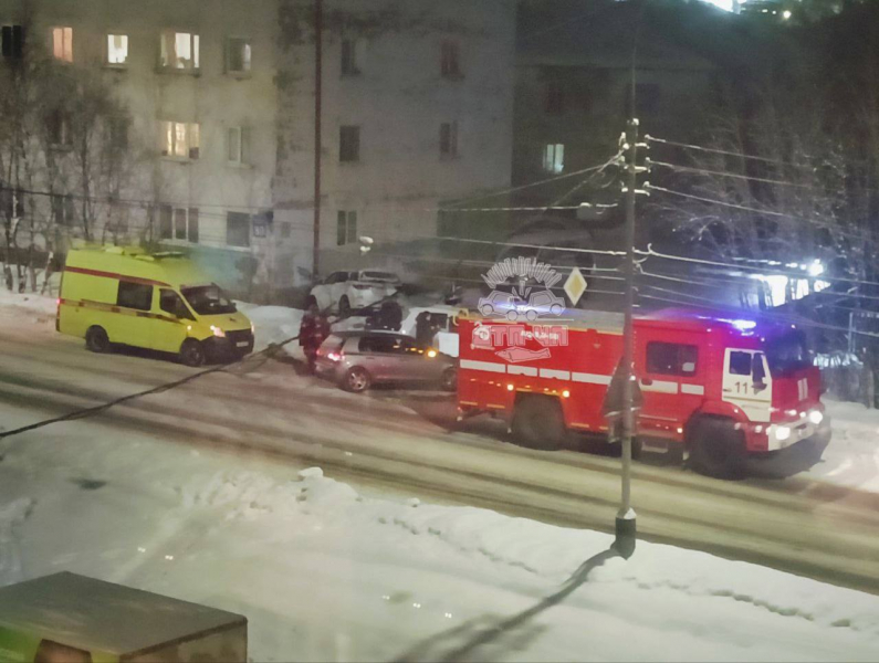 Ночное происшествие. Автомобиль врезался в жилой дом Мурманск