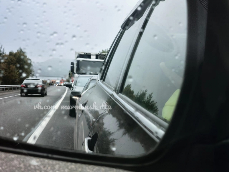Многокилометровая пробка собралась в Мурманске Пробка