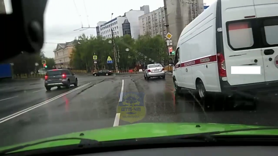 Странный маневр на дороге в Мурманске попал на видео Кадр с видеорегистратора
