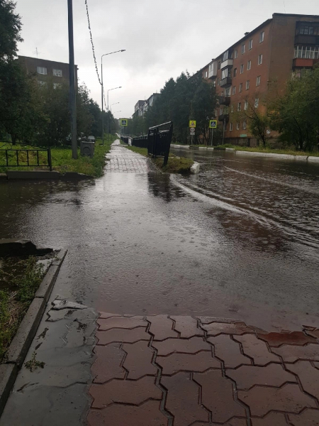 Улицы в Мурманской области не выдержали испытание дождем Лужа