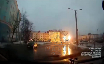 Яркая вспышка в центре Мурманска попала на видео короткое замыкание в Мурманске