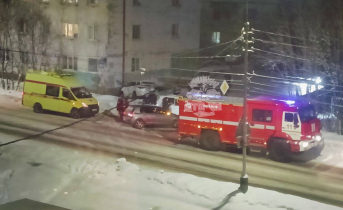 Ночное происшествие. Автомобиль врезался в жилой дом Мурманск