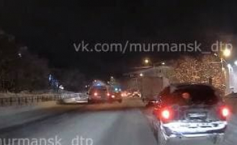 Момент аварии с машиной скорой помощи в Мурманске попал на видео Мурманск